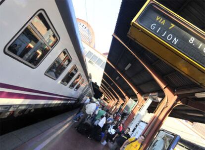 El Tren Negro, con el que arranca la Semana Negra de Gijón, a su salida de la estación de Chamartín, en Madrid.