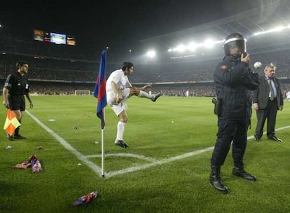 Figo lanza un córner en el Barça-Madrid de 2002, el del lanzamiento de la cabeza de un cochinillo.