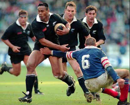 Fue la primera estrella mediática del rugby y el jugador más joven en debutar con los ‘All Blacks’. El icono neozelandés luchó durante casi 20 años contra un trastorno renal conocido como síndrome nefrítico. En el momento de su muerte, tenía 40 años y estaba en la ruina, con varios préstamos pendientes y su domicilio familiar, valorado en 1,6 millones de euros, alquilado. La Asociación de Jugadores de Nueva Zelanda ha creado un fondo para costear la educación y la salud de sus dos hijos.