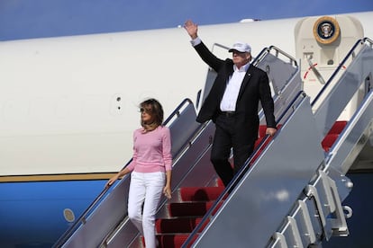 El presidente de EE UU, Donald Trump, y la primera dama, Melania Trump, bajan del Air Force One este domingo.
