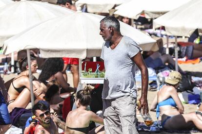 Un venedor de mojitos a la platja de la Barceloneta.