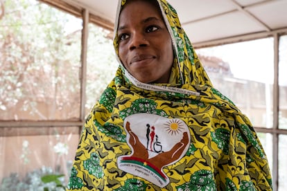 Kaboré prepara su vestido con la tela del Día de la Mujer de este año para las celebraciones del pasado 8 de marzo en Uagadugú, Burkina Faso.