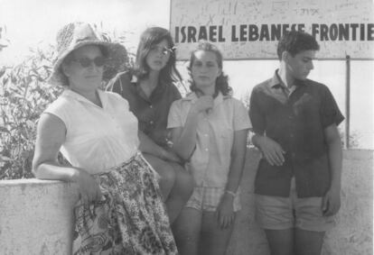 Alicia Fingerhut, la segunda por la izquierda, con su madre, hermano y una prima en la frontera de Israel con Líbano durante su visita a un kibutz. 