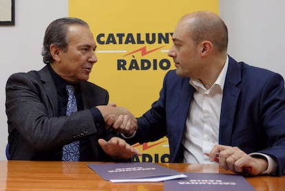 Justo Molinero i Saül Gordillo signant l'acord.