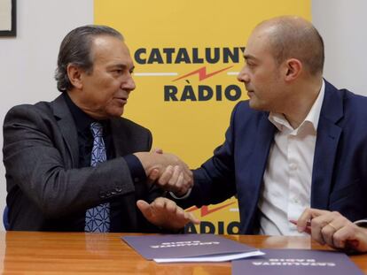 Justo Molinero i Saül Gordillo signant l'acord.