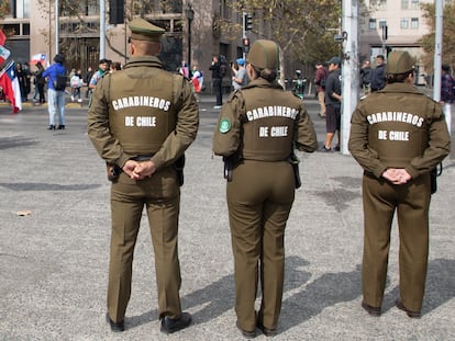 Tres carabineros vigilan una calle de Santiago, el pasado 16 de abril.