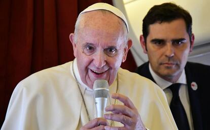 El papa Francisco, este domingo en el avión, a su vuelta de Marruecos.