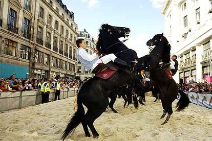 Caballos de Baleares en plena exhibición durante la fiesta española en el centro de Londres.