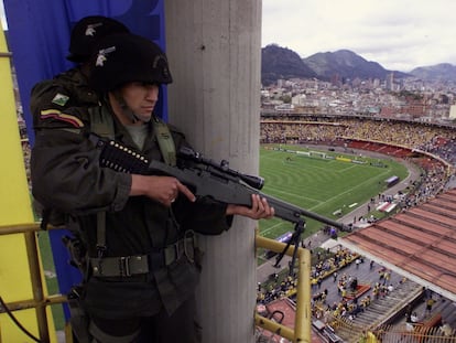 Fuerzas especiales de la policía de Colombia custodian el estadio Nemesio Camacho en Bogotá, Colombia, antes del inicio de la final de la Copa América, el domingo 29 de julio de 2001.