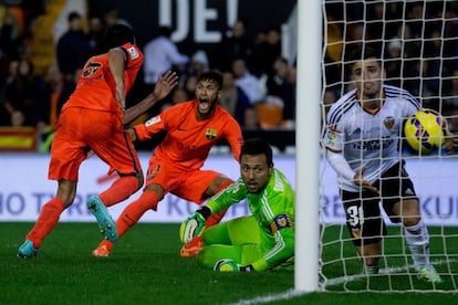 Busquets marca el gol que da la victoria al Barcelona en Mestalla.