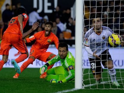 Busquets marca el gol que da la victoria al Barcelona en Mestalla.