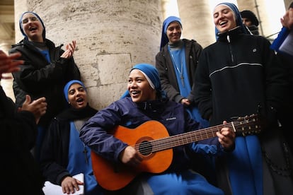 Un grupo de monjas cantan en la columnata de la plaza de San Pedro durante la misa 'Pro eligendo Pontifice' previa al comienzo del cónclave.