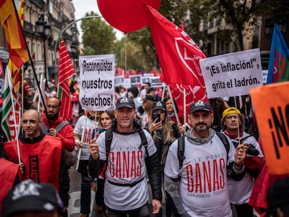 Varios manifestantes durante una concentración convocada por los sindicatos mayoritarios en Madrid a finales de noviembre.