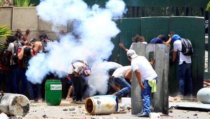 Varias personas se parapetan durante las protestas en la Universidad Agraria de Managua.