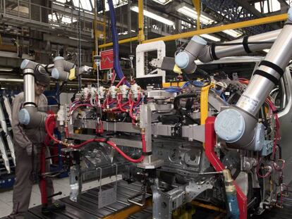 Robots en una planta industrial.