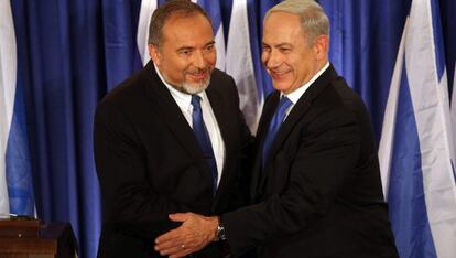 Lieberman y Netanyahu, tras anunciar su pacto el jueves.