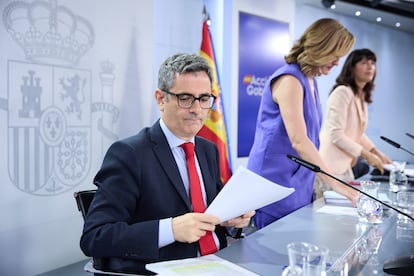 El ministro de la Presidencia, Félix Bolaños, la ministra de Educación, Pilar Alegría, y la de Igualdad, Ana Redondo, este mediodía en la rueda de prensa tras el Consejo de Ministros.
