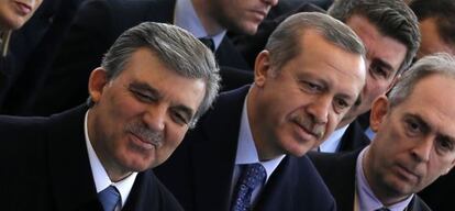 El primero ministro y presidente turcos, Tayyip Erdogan (c) y Abdullah Gul (i), este miércoles durante la inaguración de nuevo metro de Ankara.