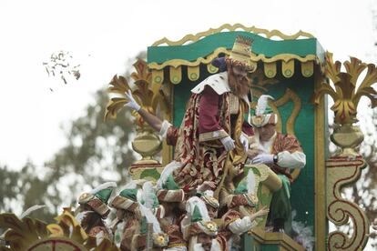 El Rey Gaspar durante la cabalgata de los Reyes Magos de Sevilla.