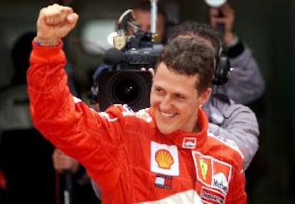 Michale Schumacher festeja su victoria.