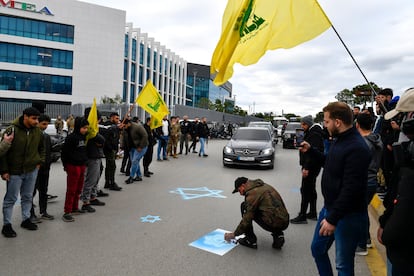 Un simpatizante de Hezbol pinta una estrella de David en el suelo, en protesta por las declaraciones de la enviada adjunta de EE UU para Oriente Prximo, Morgan Ortagus, este viernes en Beirut.