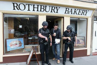 Dos policías escoltan un establecimiento de Rothbury.