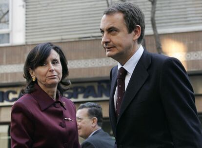 La presidenta del Constitucional, María Emilia Casas, y Zapatero.