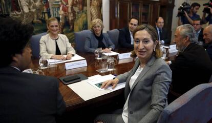 La ministra de Fomento en funciones, Ana Pastor, la presidenta de la Comunidad de Madrid, Cristina Cifuentes, y la alcaldesa de Madrid, Manuela Carmena (fondo-2i), durante la reuni&oacute;n de hoy. 