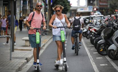 Dos usuarios de Lime, este lunes en la calle Colón de Valencia.