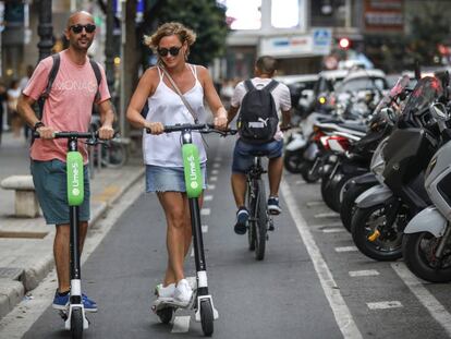 Dos usuarios de Lime, este lunes en la calle Colón de Valencia.