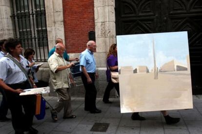 El pintor Antonio López, residente en Madrid desde hace más de 60 años, comenzó <a href="http://www.elpais.com/articulo/madrid/Antonio/Lopez/pinta/Sol/elpepiespmad/20100817elpmad_1/Tes" target="_blank">en agosto del año pasado un cuadro sobre la Puerta del Sol </a>ante la mirada de turistas y curiosos. El fotoperiodista Óscar del Pozo, de Europa Press, ha ganado el primer premio del concurso de fotografía periodística de la Comunidad de Madrid, fotoCAM 2011.