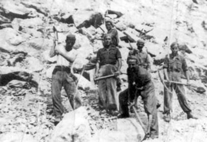 Presos trabajando en el Valle de los Caídos, en la provincia de Madrid, tras el fin de la guerra.