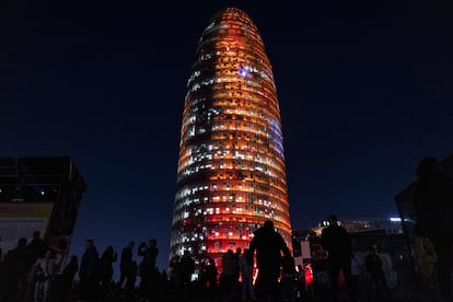 "Mira el Sol", la Torre Glories iluminada por un sol virtual.