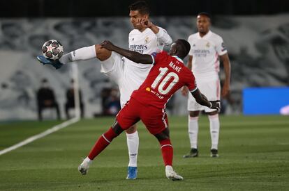 El centrocampista brasileño del Real Madrid Carlos Casemiro (i) pelea un balón con el delantero senegalés del Liverpool Sadio Mané.