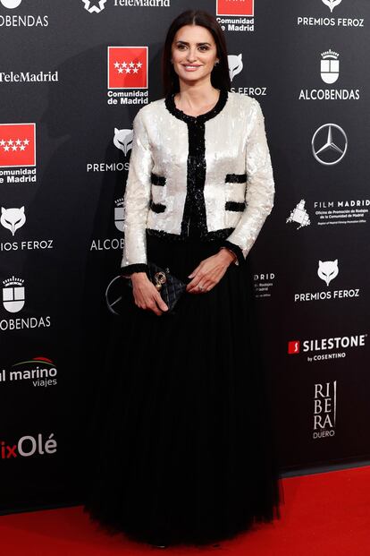 Penélope Cruz, con chaqueta de lentejuelas y falda negra de Chanel.