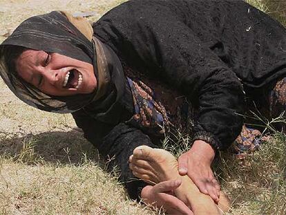 Una mujer llora junto al cadáver de su padre, tiroteado ayer en el distrito Ameriya de Bagdad.