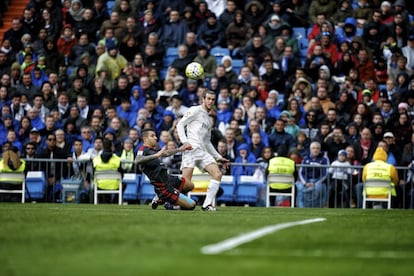 Bale centra al área.