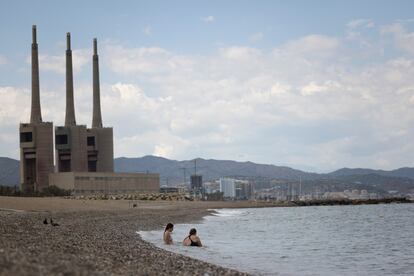 Bañistas en la playa del Forum en Sant Adrià el pasado julio.