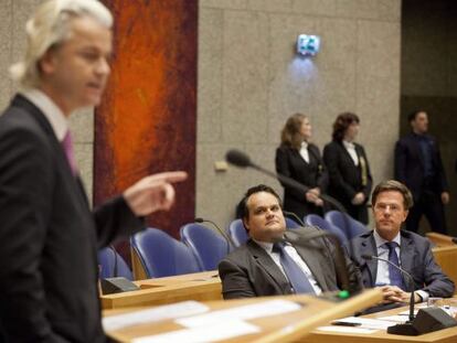 El l&iacute;der xen&oacute;fobo Wilders habla en el debate de presupuestos frente al ministro de Finanzas holand&eacute;s, Jan Kees de Jager, y el primer ministro, Mark Rutte.