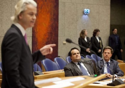 El l&iacute;der xen&oacute;fobo Wilders habla en el debate de presupuestos frente al ministro de Finanzas holand&eacute;s, Jan Kees de Jager, y el primer ministro, Mark Rutte.
