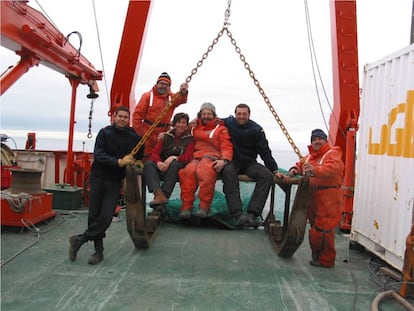 Ana Ramos, en la cubierta junto al equipo, en una expedición antártica en 2003.