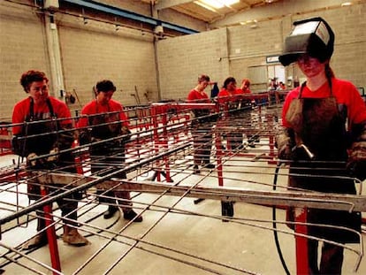 Trabajadoras en una fábrica de prefabricados catalana con una plantilla exclusiva de mujeres.
