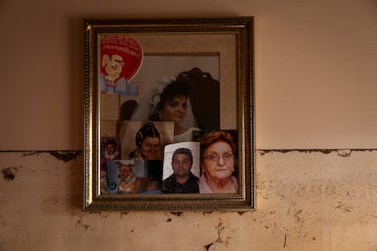 Detalle de un cuadro lleno de fotos con la marca hasta donde llegó el agua, en una casa de la calle San Vicente de Aldaia.


