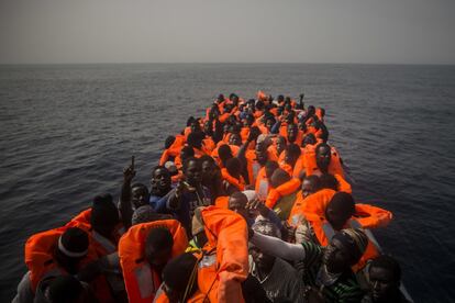 Decenas de refugiados africanos, la mayoría procedentes de Sudán y Senegal, esperan a ser rescatados en un bote de goma, 25 millas al norte de Sabratha, frente a la costa libia.