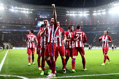Saul Niguez celebra con sus compañeros el primer gol de su equipo.