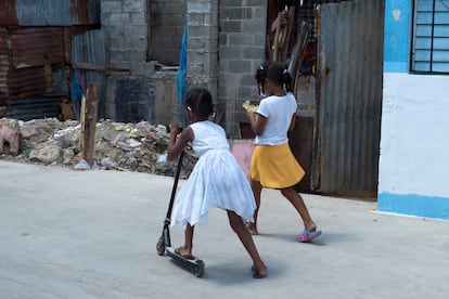 Girls play in Callejón 10 [Alley 10] in La Ciénaga, one of the most disadvantaged and poorest neighborhoods in Santo Domingo. 