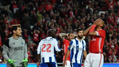 El benfiquista Luisao se lamenta ante Iker Casillas.