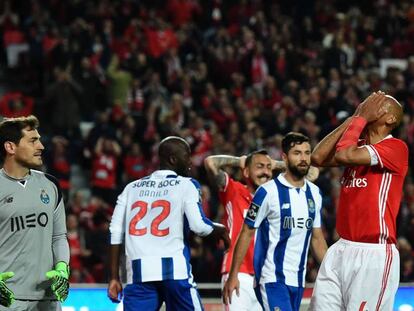 El benfiquista Luisao se lamenta ante Iker Casillas.