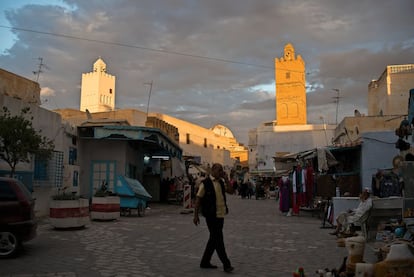 Los minaretes de las mezquitas de Bay y Maalakh (en la doble página anterior) coronan con su luminosidad mediterránea el centro de la ciudad de Cairuán.