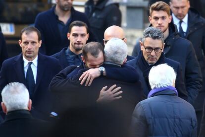 El entrenador Massimiliano Allegri y el jugador Giorgio Chiellini se abrazan antes del funeral.